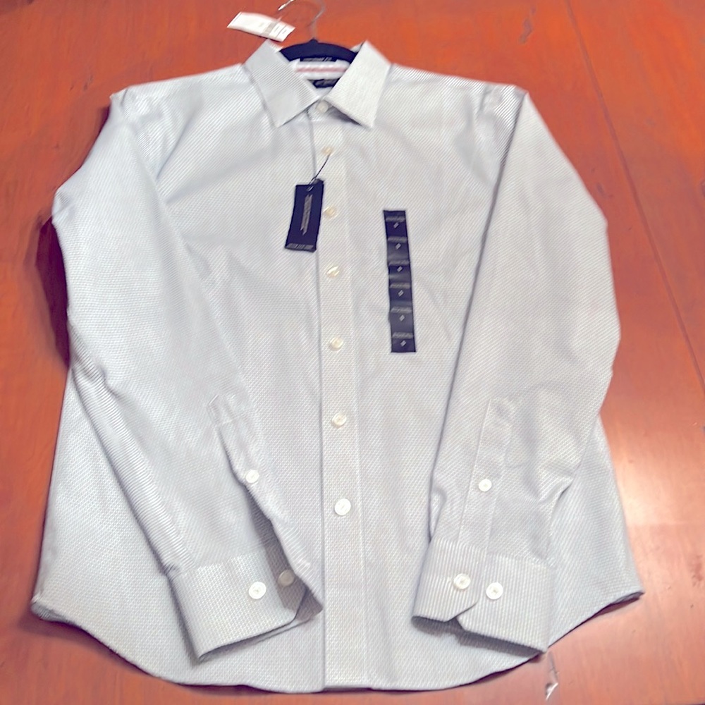 NWT. Men’s Slim Non Iron Untucked Fit Patterned Dress Shirt in White/Blue